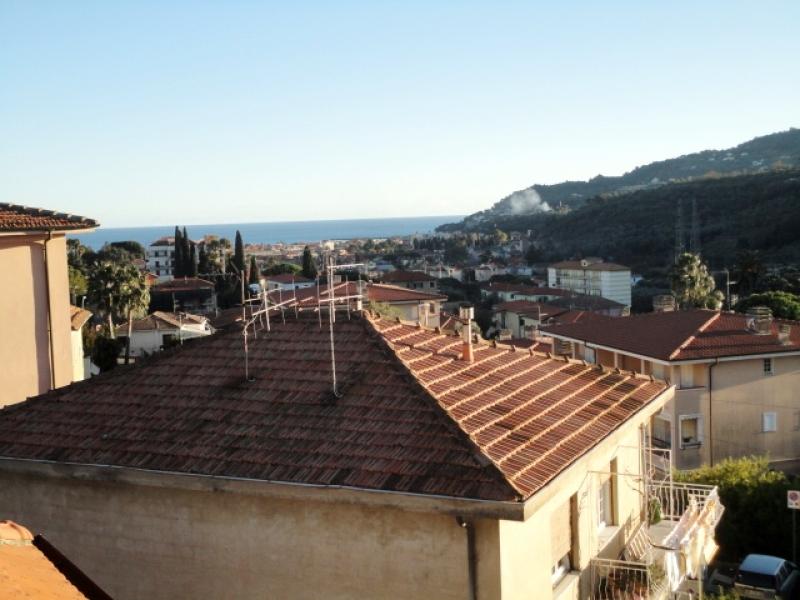 diano marina, ampio bilocale in vendita
