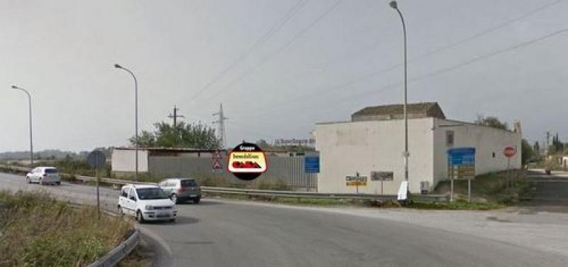 siracusa, con ottima esposizione su strada principale, vendesi centrale immobile