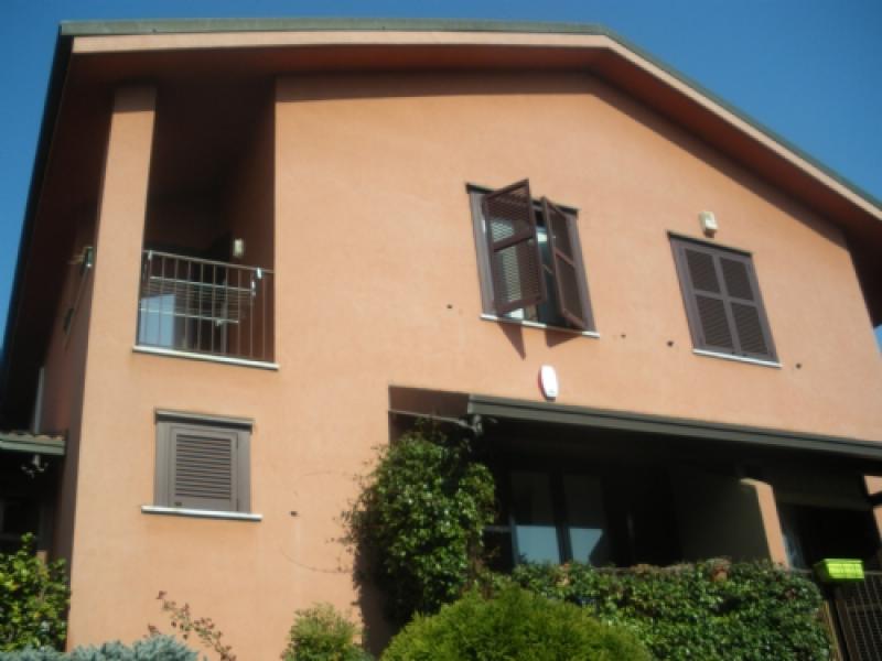 casorezzo vendita porzione di villa bifamiliare con giardino