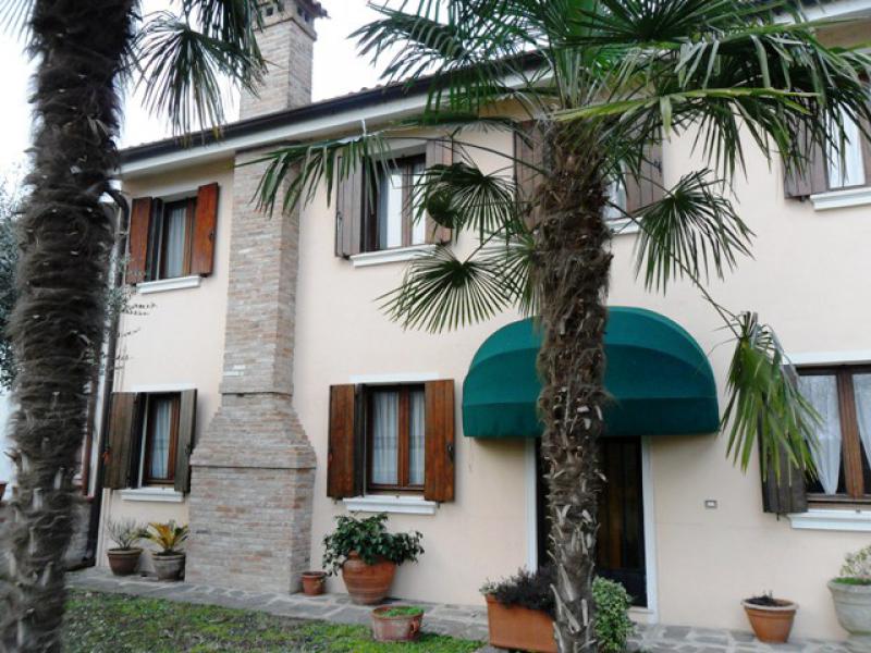 bifamiliare immersa nel verde