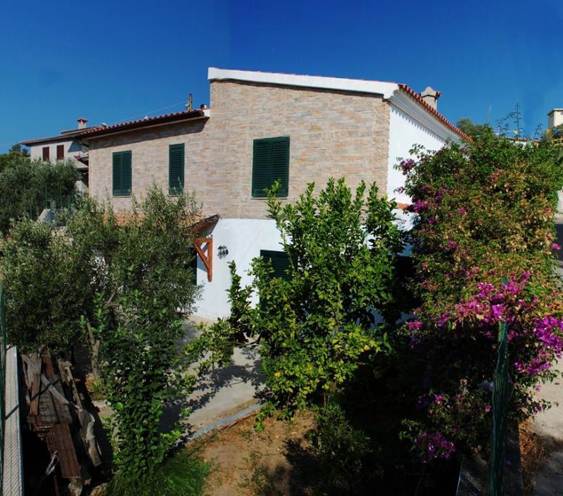 sardegna - budoni - vendesi villetta singola con veranda e corte