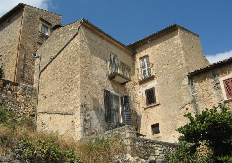 casa in pietra nel borgo, panoramica e con terrazzo