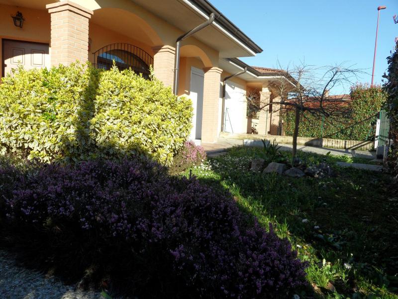 vendesi villetta con giardino e box