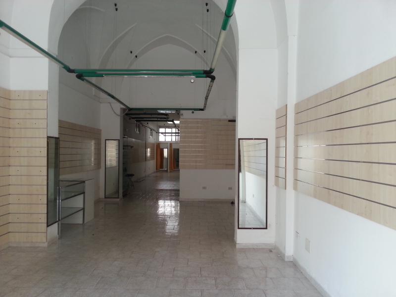 locale commerciale corso umberto - brindisi