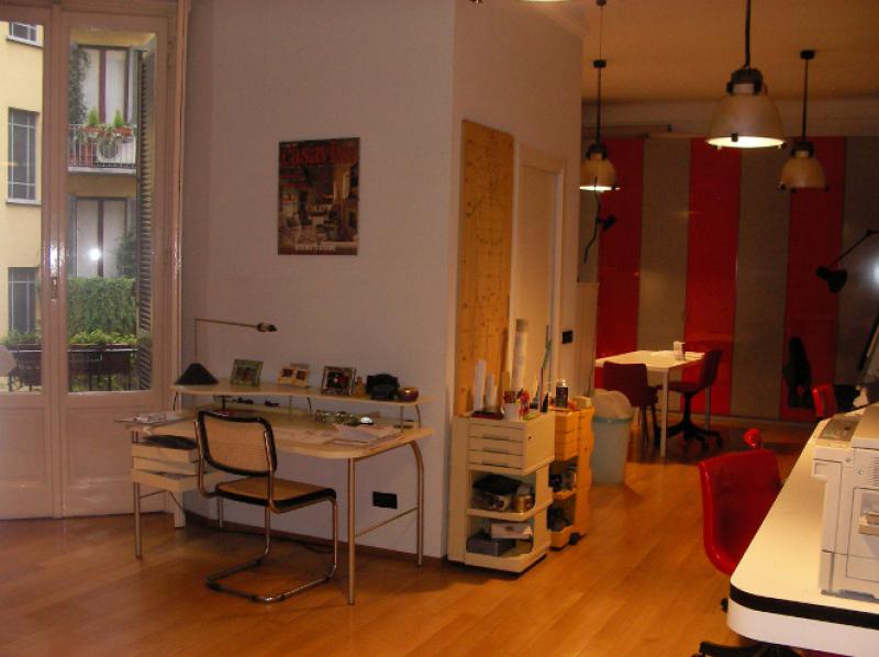 bellissimo ufficio condivisione postazione lavoro