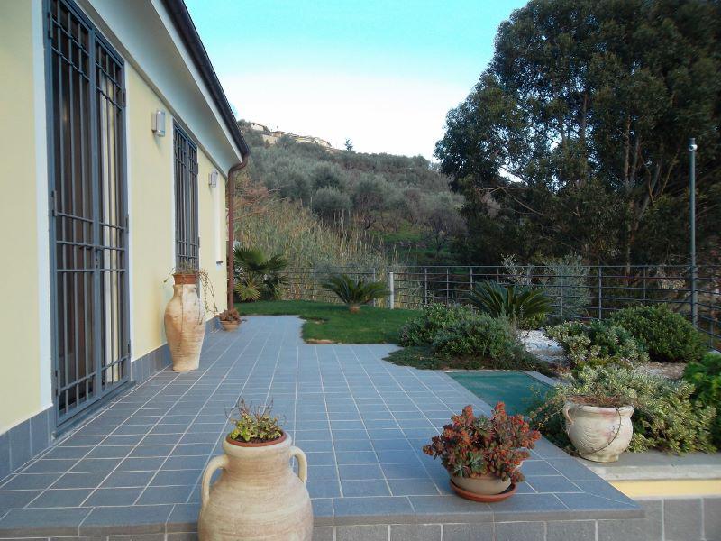 in zona panoramica, grande villa con giardino e terrazza