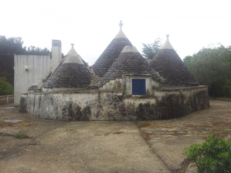 trulli con annesso caseggiato
