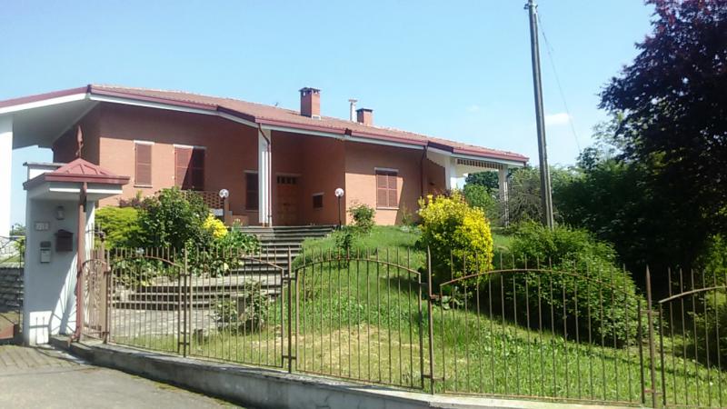 Vendesi Villa Singola Villino a Asti frazione casabianca 