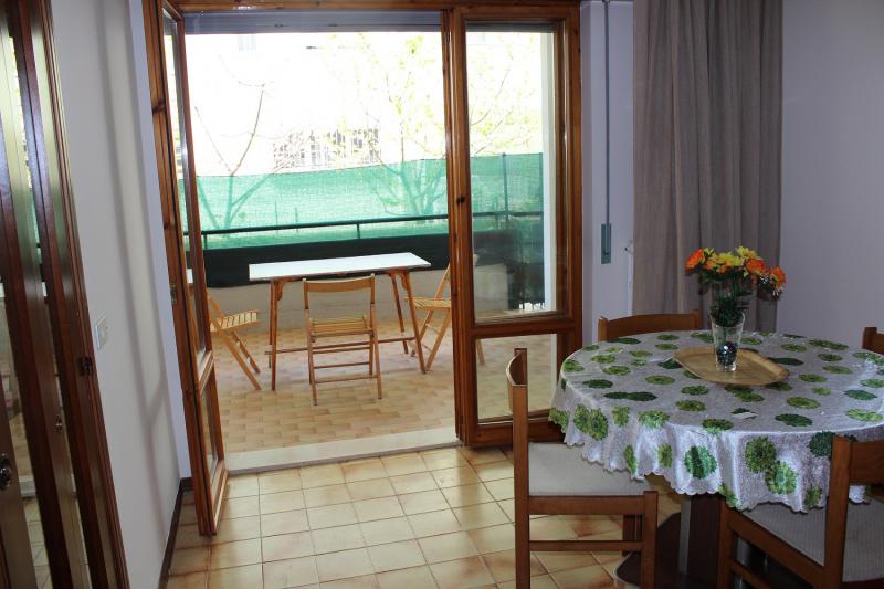 vicino al mare e al centro città con giardino