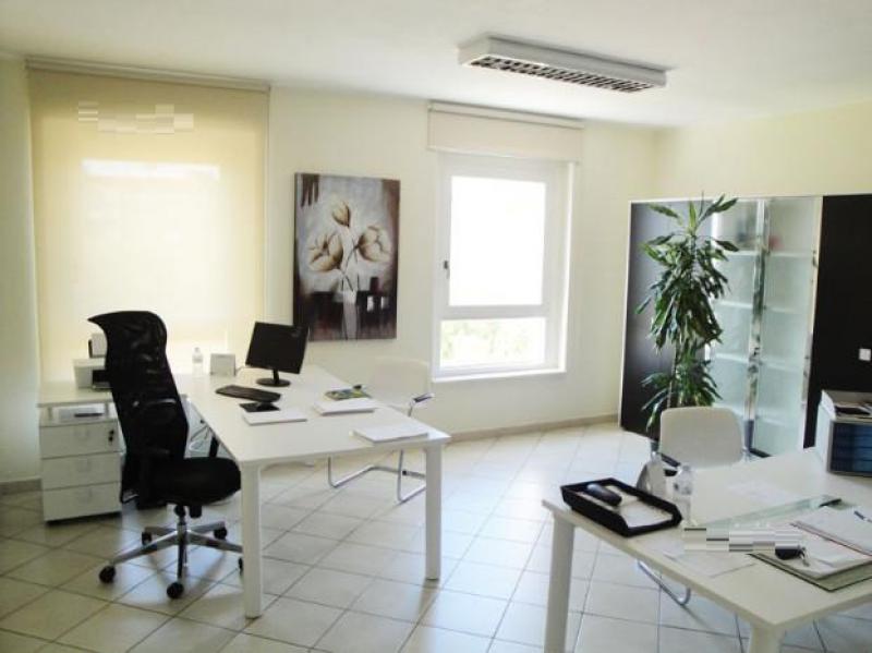 assemini, ampio ufficio trivano 102 mq