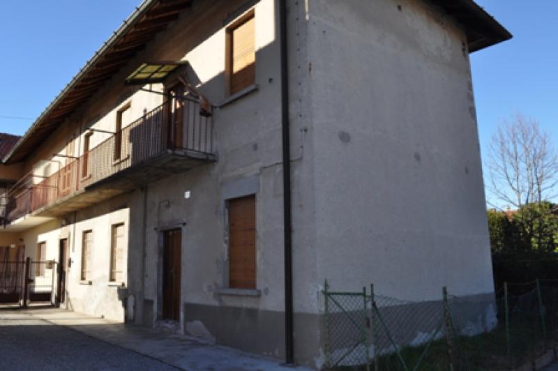 besozzo in vendita in centro porzione di casa di testata besozzo113