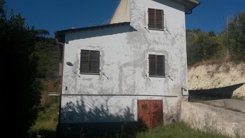 Vendesi Rustico Casale Corte a Ascoli Piceno c.da monterocco 30