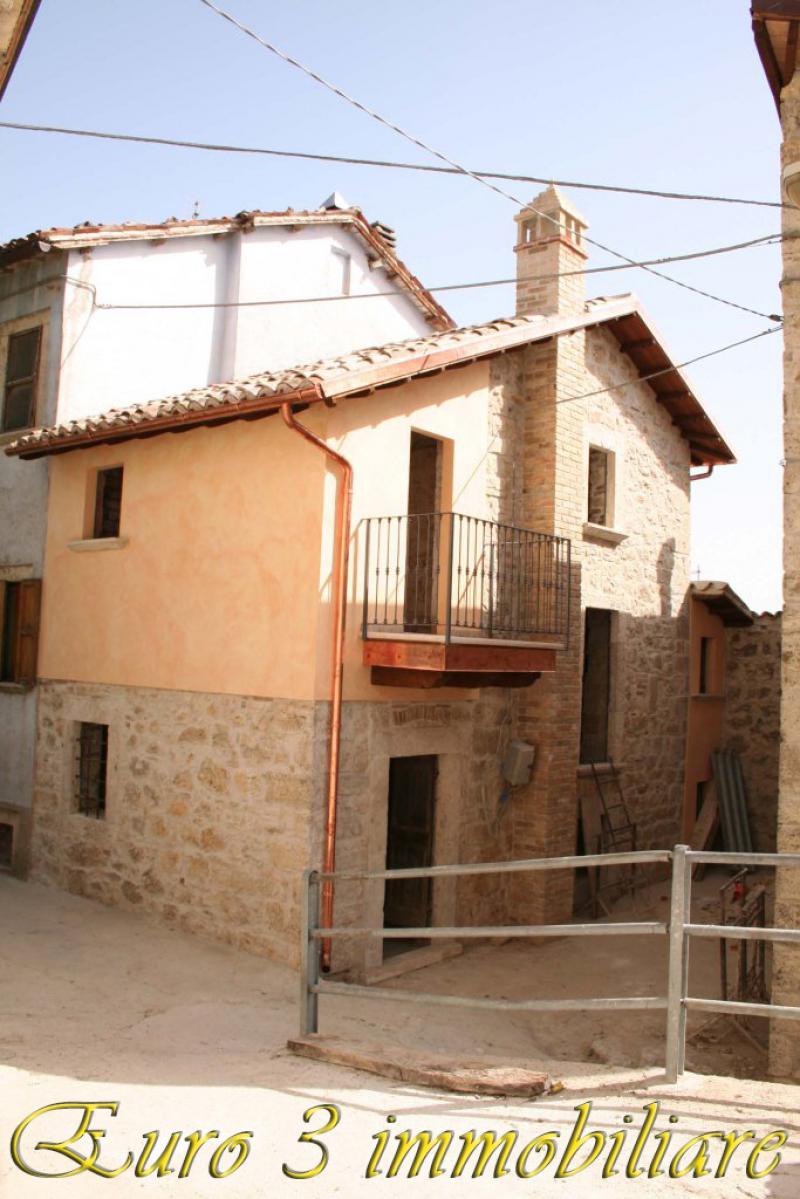 ascoli piceno-carpineto-casa su 3 livelli con corte