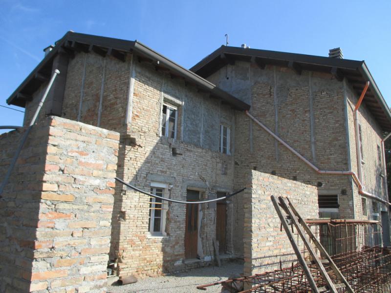 casale allo stato grezzo con 1000 mq di giardino