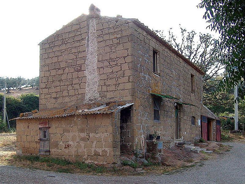 grande azienda agricola con fabbricato rurale ed annessi agricoli