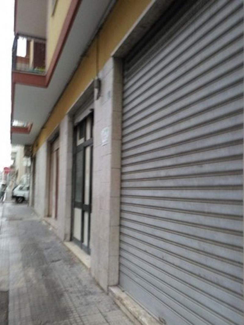 vendesi locale commerciale a brindisi - zona commenda - via giulio cesare 58-60-62