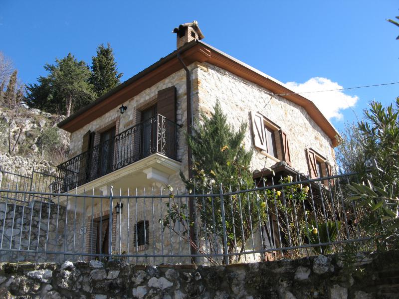 roccacasale aq: casa in pietra ristrutturata con giardino vicino al castello