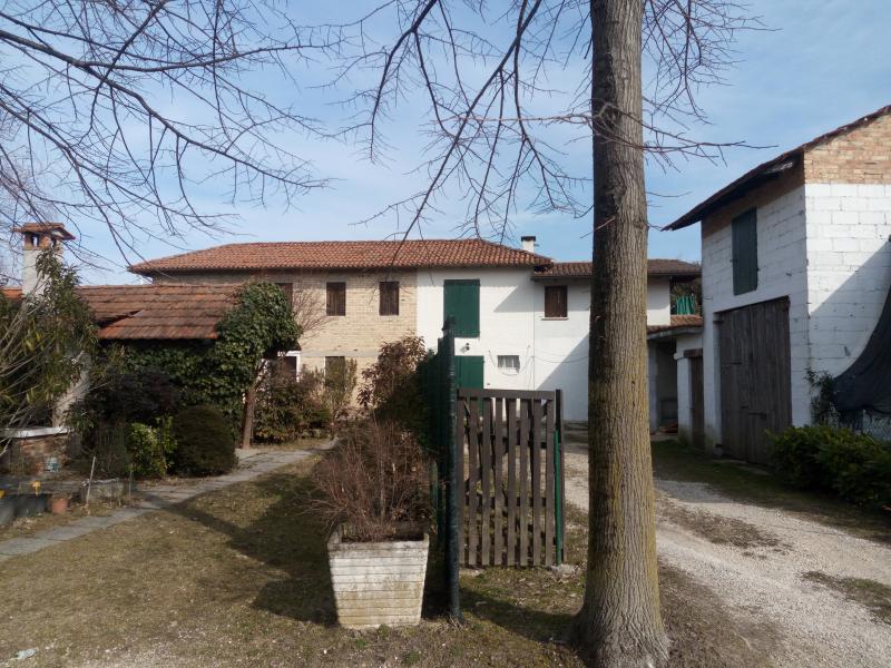 vendesi rustico da ristrutturare ed in un secondo momento anche villetta bifamiliare affiancata   