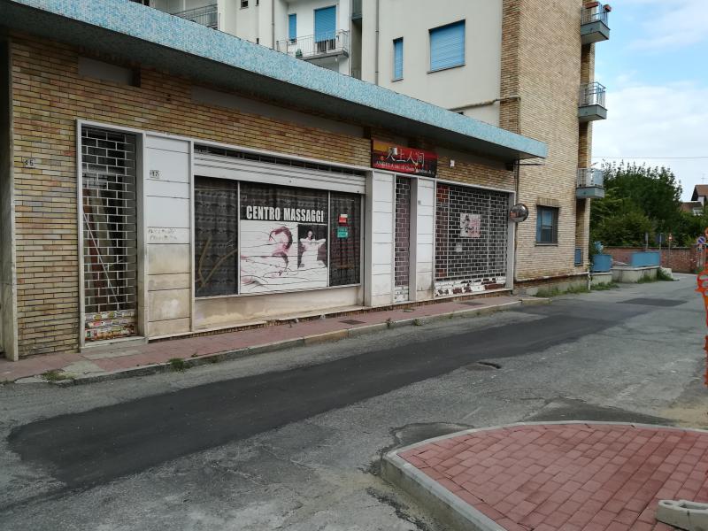 Vendesi Locale Commerciale a Ciri� via remmert 17 19