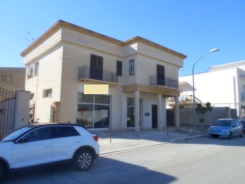 casa indipendente con due appartamenti