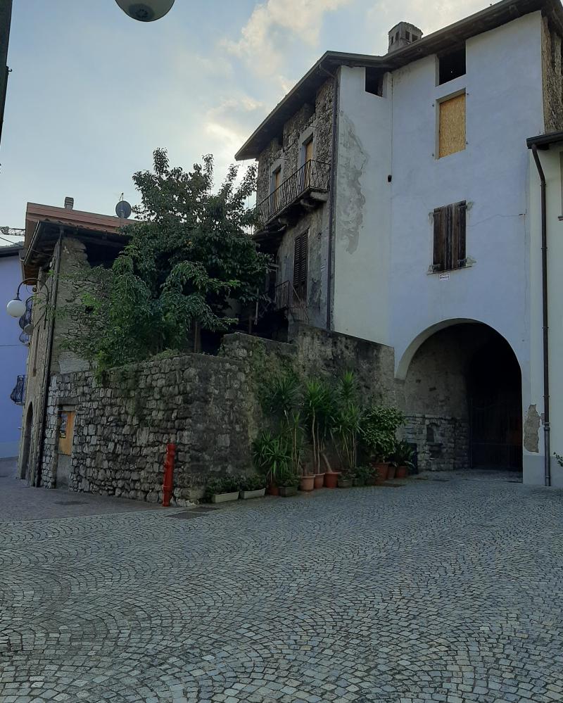 Vendesi Casa Indipendente a Malegno via castello