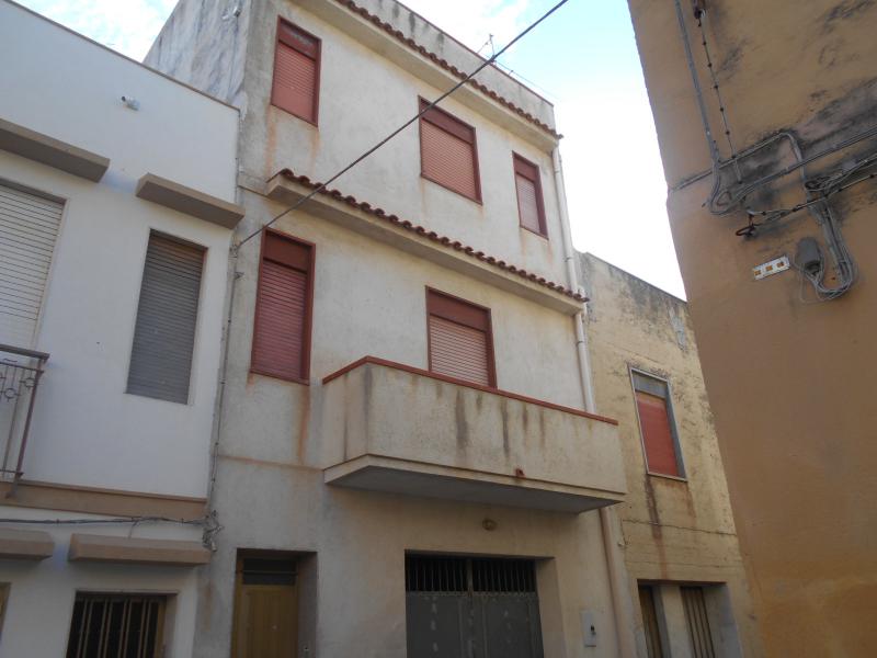 casa indipendente con garage  da ristrutturare