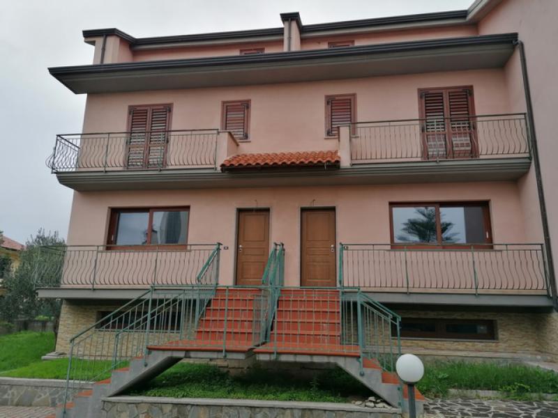 Vendesi Villa a Schiera a Castelnuovo Cilento via nazionale