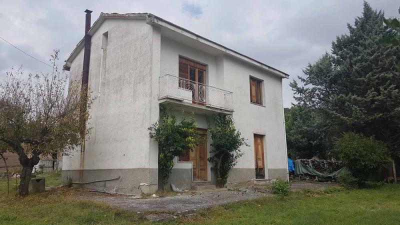 casa con terreno pianeggiante posizione molto buona