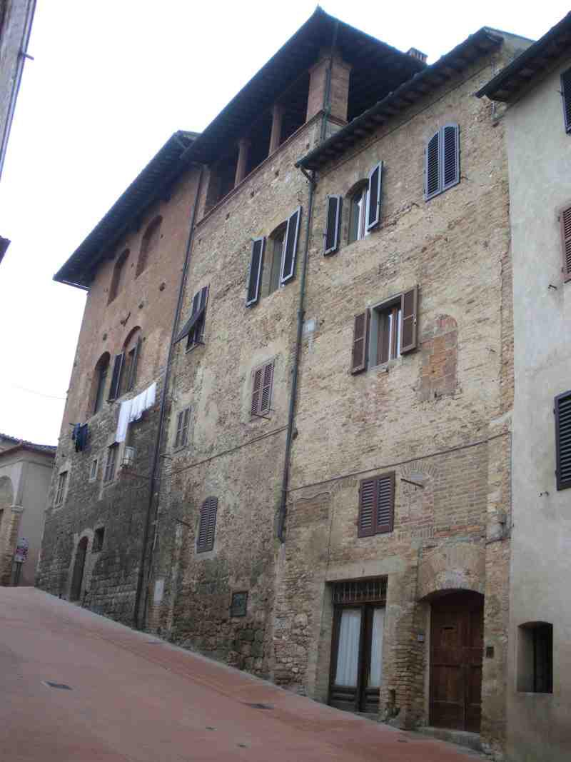 locale commerciale libero centro storico con cantine scavate nella roccia
