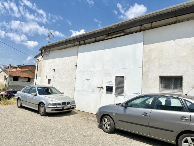 – vendiamo - in zona mediano al centro storico e svincolo capodimonte proponiamo capannone versatile a molteplici destinazioni/attività. l immobile è
