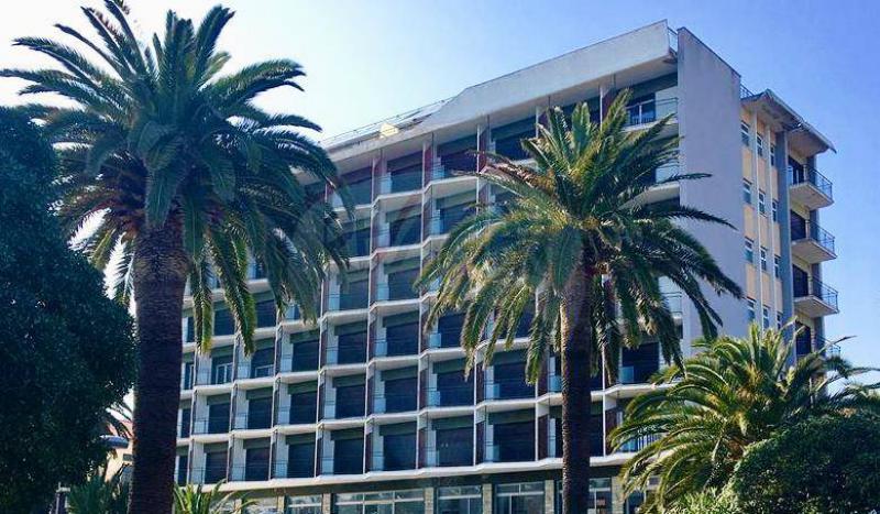 Vendesi Albergo Hotel a Pietra Ligure viale delle palme