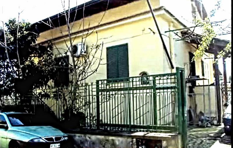 Vendesi Villa Singola Villino a Napoli via quagliariello
