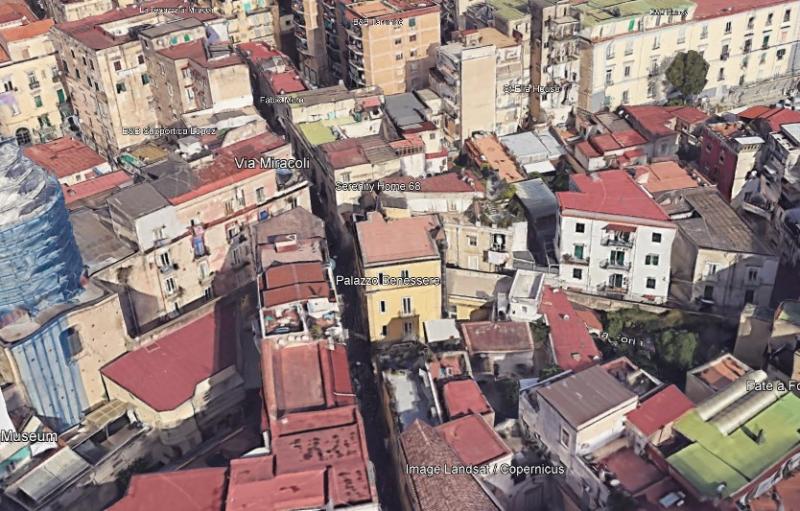 Vendesi Appartamento a Napoli via miracoli